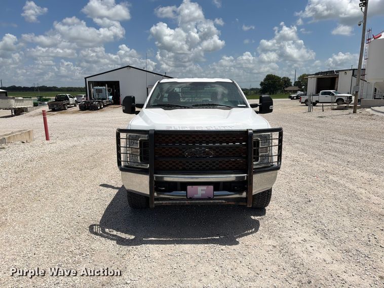 image for item EO8638 2017 Ford F250 Super Duty XL flatbed pickup truck