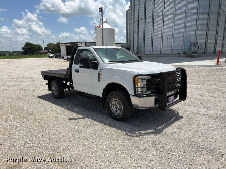 image for item EO8638 2017 Ford F250 Super Duty XL flatbed pickup truck