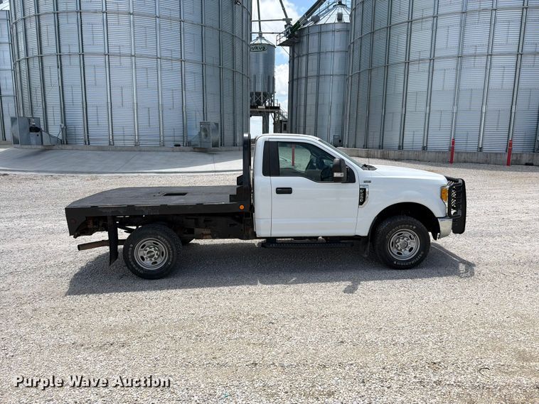 image for item EO8638 2017 Ford F250 Super Duty XL flatbed pickup truck