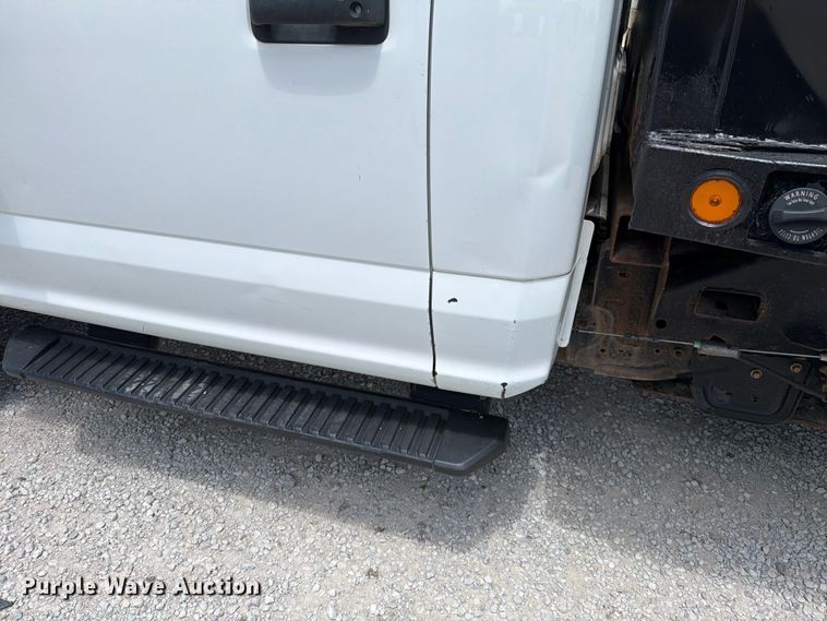 image for item EO8638 2017 Ford F250 Super Duty XL flatbed pickup truck
