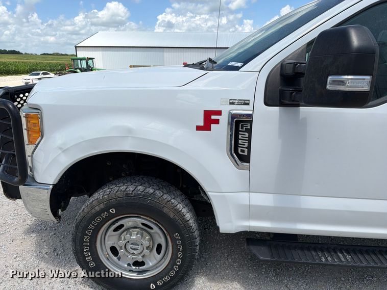 image for item EO8638 2017 Ford F250 Super Duty XL flatbed pickup truck