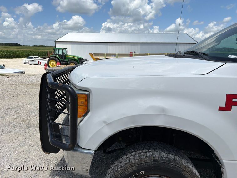 image for item EO8638 2017 Ford F250 Super Duty XL flatbed pickup truck