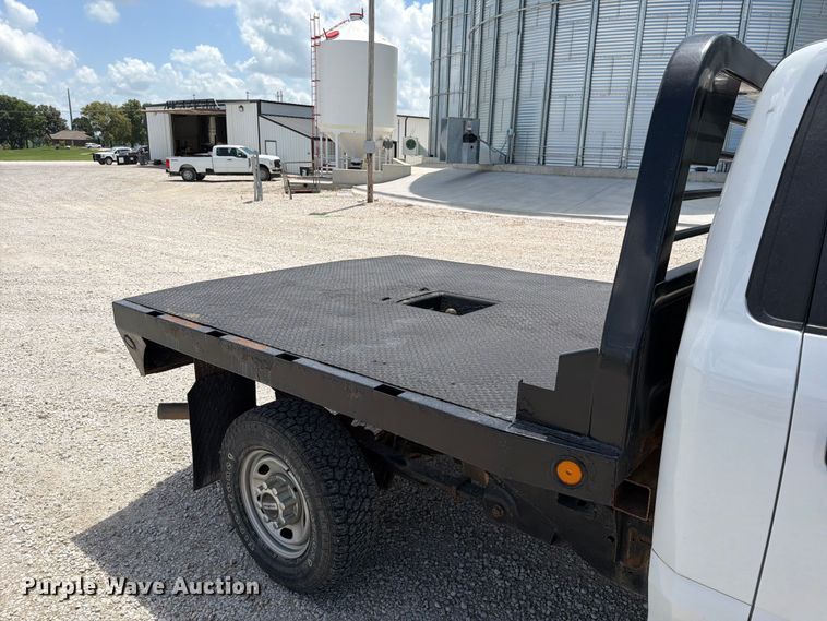 image for item EO8638 2017 Ford F250 Super Duty XL flatbed pickup truck