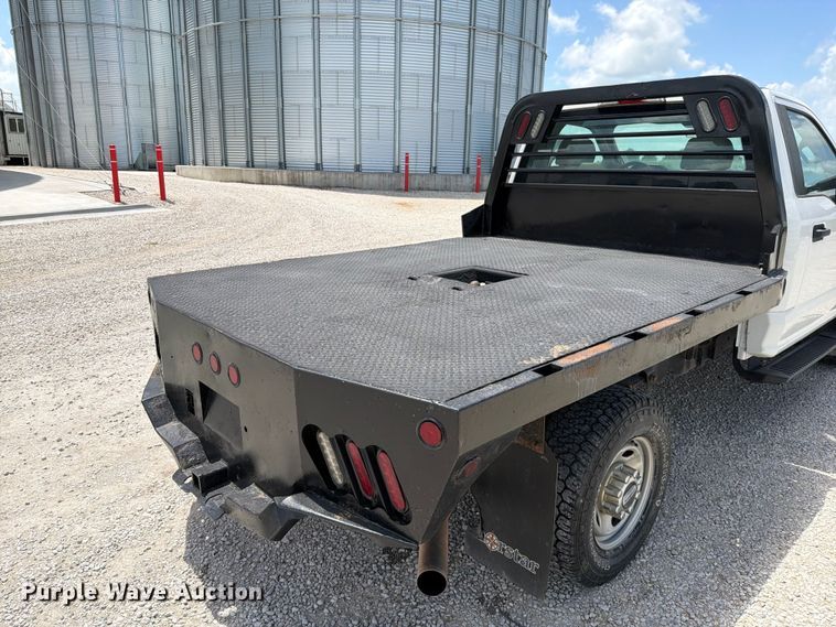image for item EO8638 2017 Ford F250 Super Duty XL flatbed pickup truck