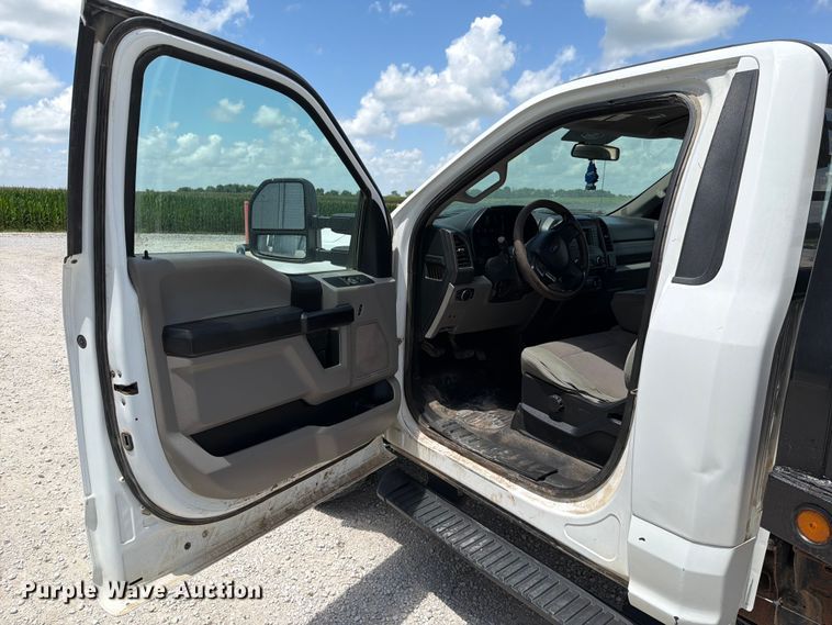 image for item EO8638 2017 Ford F250 Super Duty XL flatbed pickup truck