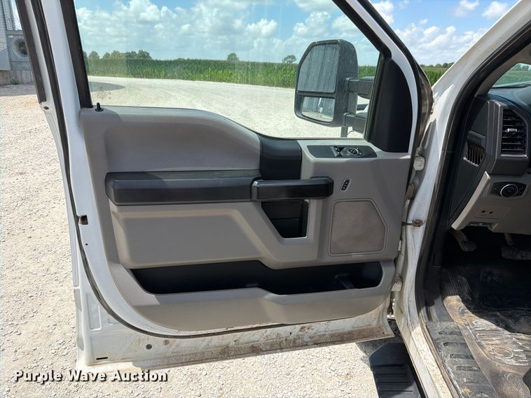image for item EO8638 2017 Ford F250 Super Duty XL flatbed pickup truck