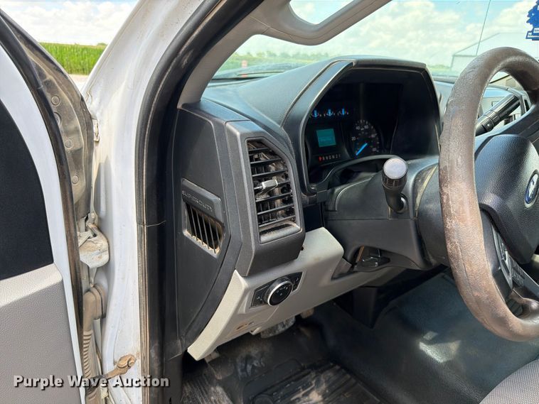image for item EO8638 2017 Ford F250 Super Duty XL flatbed pickup truck
