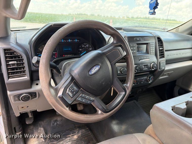 image for item EO8638 2017 Ford F250 Super Duty XL flatbed pickup truck