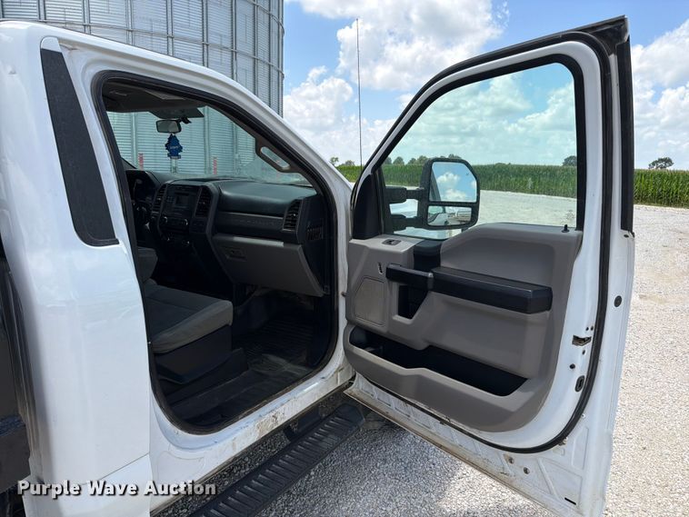 image for item EO8638 2017 Ford F250 Super Duty XL flatbed pickup truck