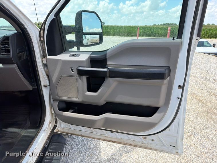 image for item EO8638 2017 Ford F250 Super Duty XL flatbed pickup truck