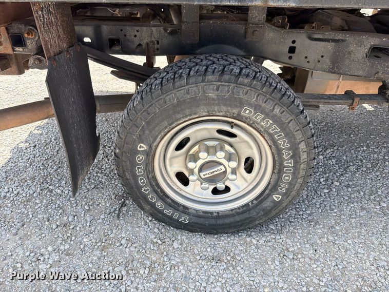 image for item EO8638 2017 Ford F250 Super Duty XL flatbed pickup truck