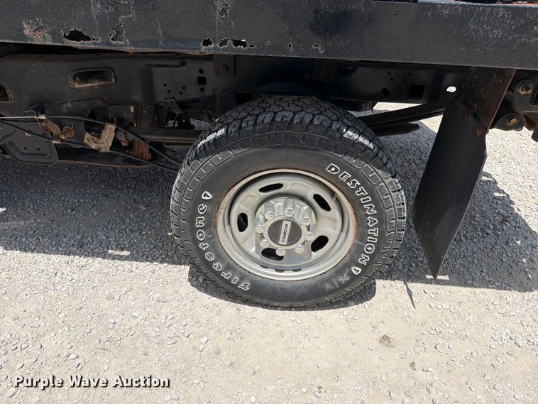 image for item EO8638 2017 Ford F250 Super Duty XL flatbed pickup truck