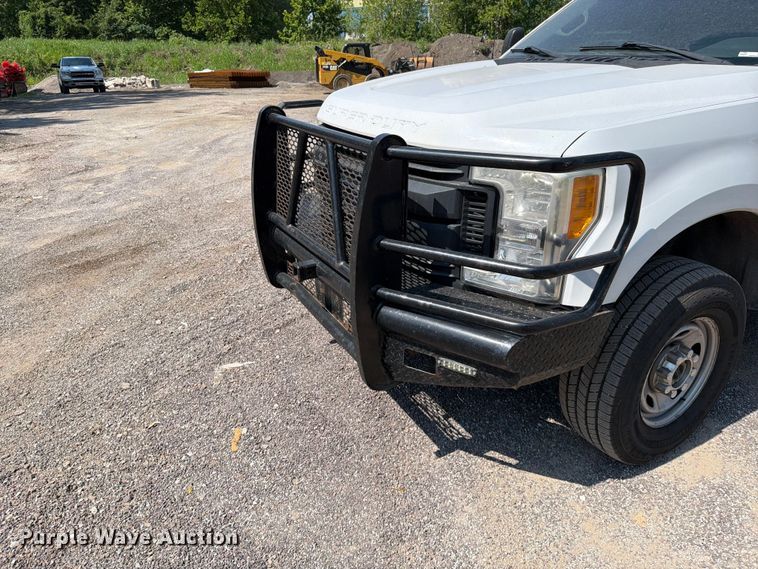 image for item EO8642 2017 Ford F250 Super Duty XL Crew Cab pickup truck