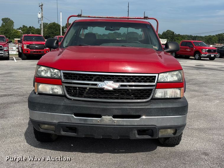 image for item ER3170 2006 Chevrolet Silverado 2500HD utility bed pickup truck