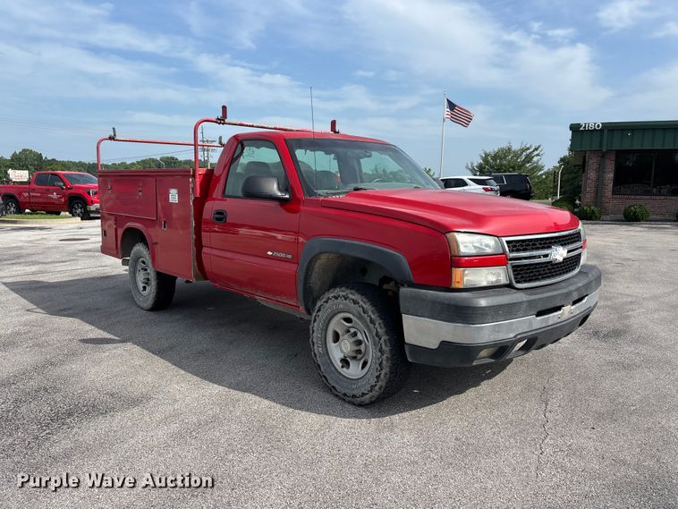 image for item ER3170 2006 Chevrolet Silverado 2500HD utility bed pickup truck