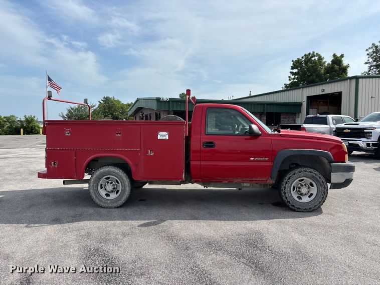 image for item ER3170 2006 Chevrolet Silverado 2500HD utility bed pickup truck