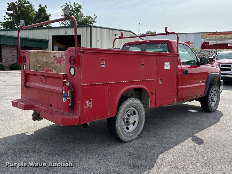 image for item ER3170 2006 Chevrolet Silverado 2500HD utility bed pickup truck