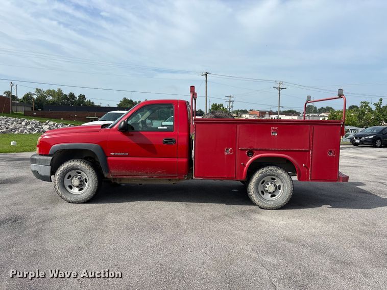 image for item ER3170 2006 Chevrolet Silverado 2500HD utility bed pickup truck