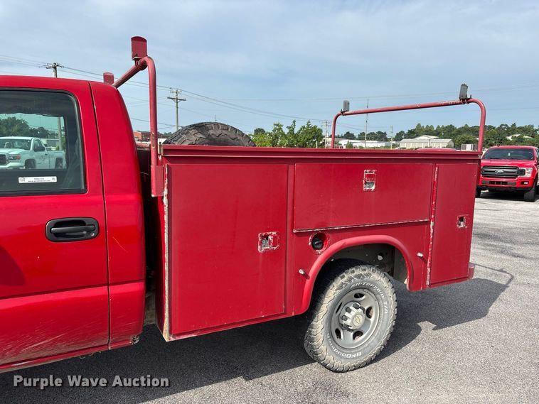image for item ER3170 2006 Chevrolet Silverado 2500HD utility bed pickup truck