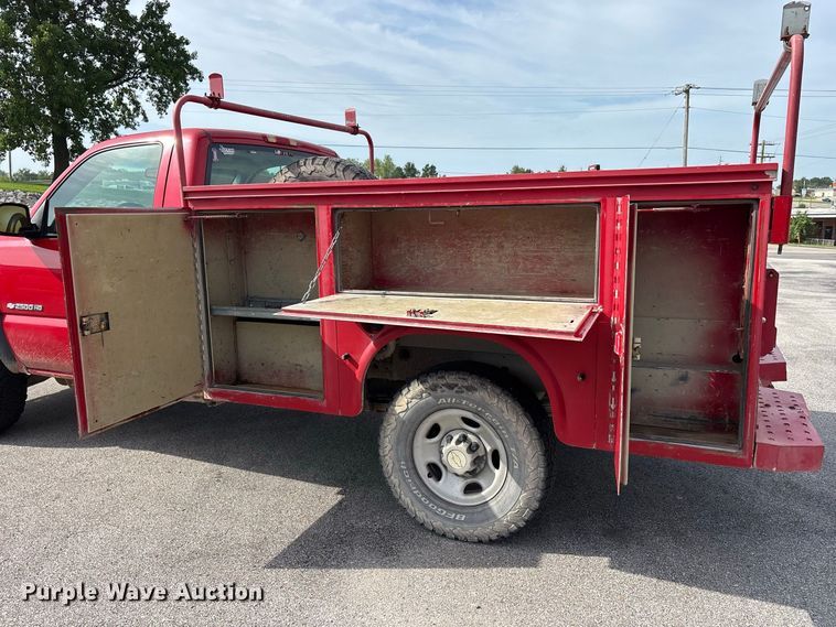 image for item ER3170 2006 Chevrolet Silverado 2500HD utility bed pickup truck