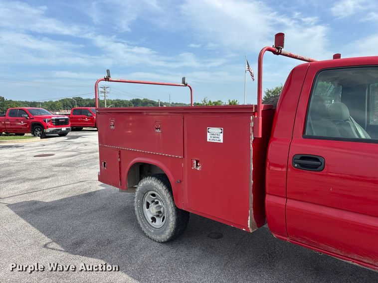 image for item ER3170 2006 Chevrolet Silverado 2500HD utility bed pickup truck