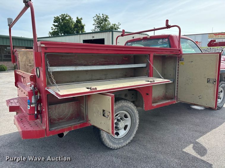 image for item ER3170 2006 Chevrolet Silverado 2500HD utility bed pickup truck