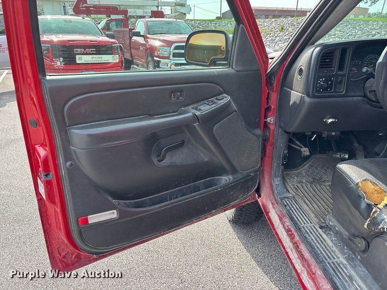 image for item ER3170 2006 Chevrolet Silverado 2500HD utility bed pickup truck