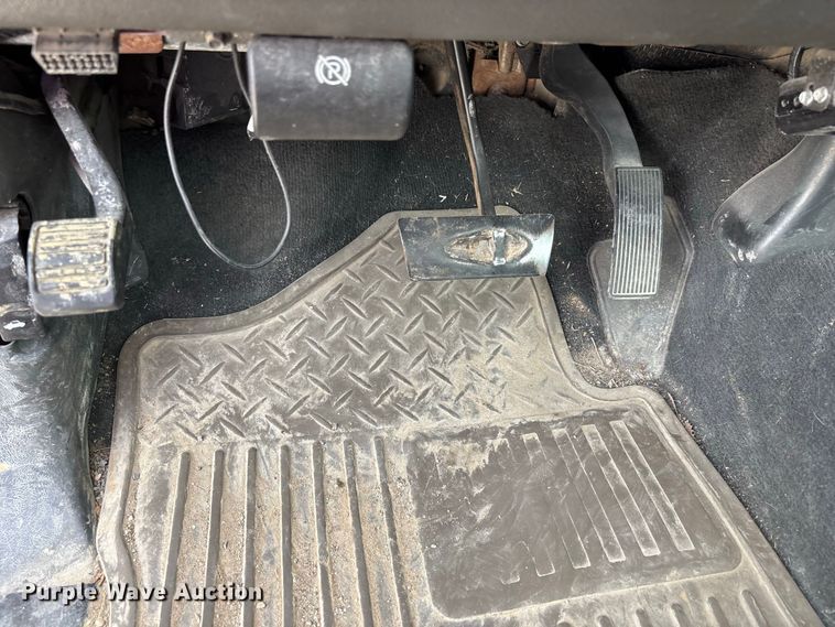 image for item ER3170 2006 Chevrolet Silverado 2500HD utility bed pickup truck