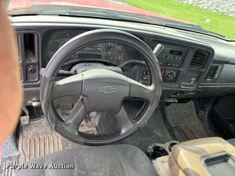 image for item ER3170 2006 Chevrolet Silverado 2500HD utility bed pickup truck