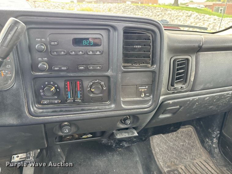 image for item ER3170 2006 Chevrolet Silverado 2500HD utility bed pickup truck