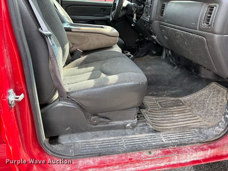 image for item ER3170 2006 Chevrolet Silverado 2500HD utility bed pickup truck