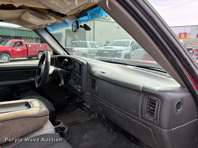 image for item ER3170 2006 Chevrolet Silverado 2500HD utility bed pickup truck