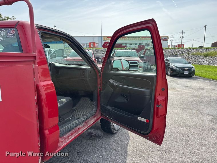 image for item ER3170 2006 Chevrolet Silverado 2500HD utility bed pickup truck