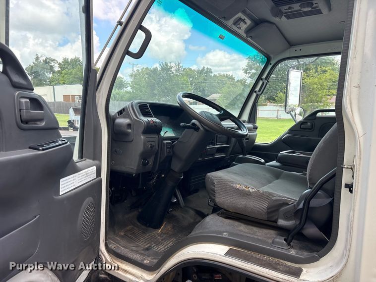 image for item ET0120 2005 Isuzu NPR box truck
