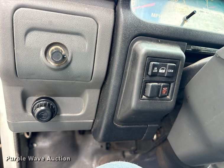 image for item ET0120 2005 Isuzu NPR box truck