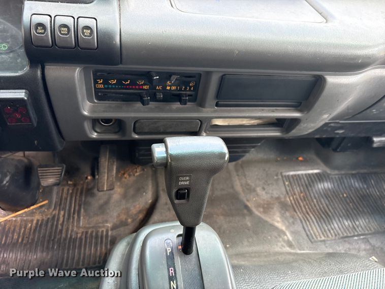 image for item ET0120 2005 Isuzu NPR box truck