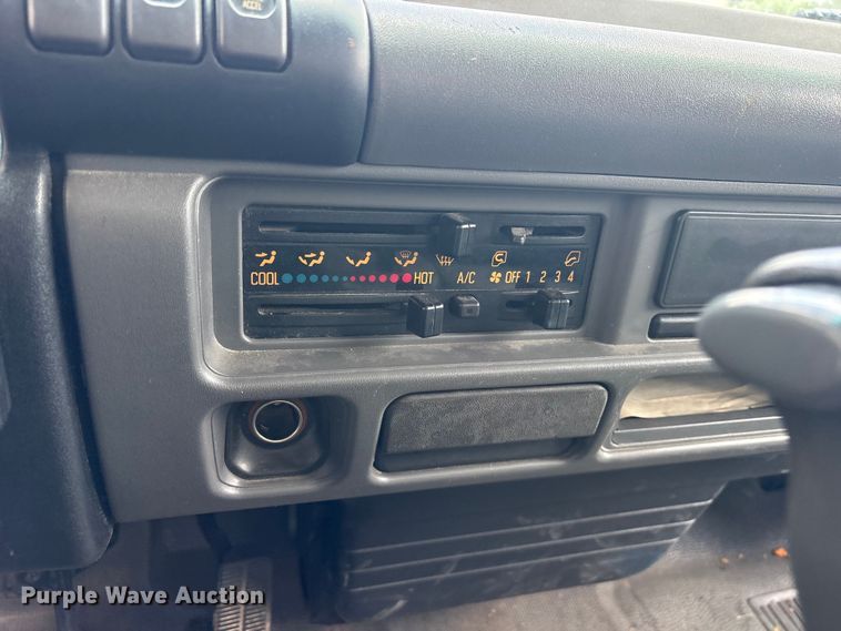 image for item ET0120 2005 Isuzu NPR box truck