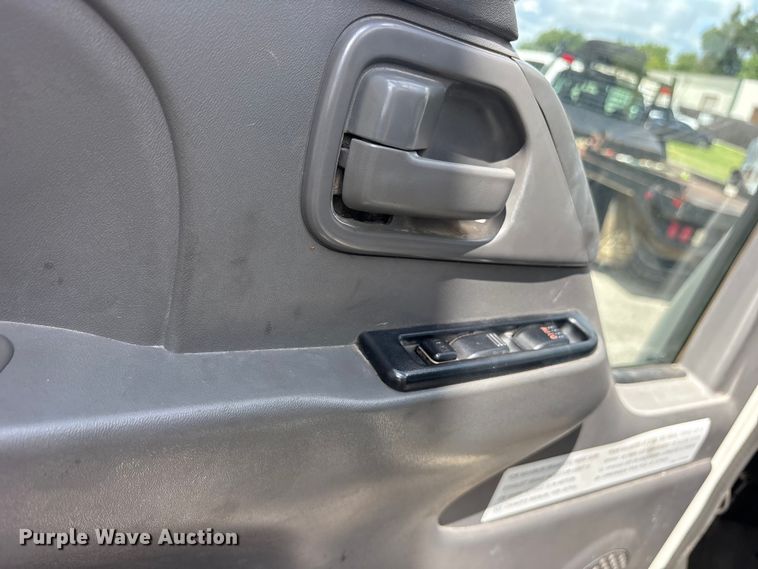 image for item ET0120 2005 Isuzu NPR box truck