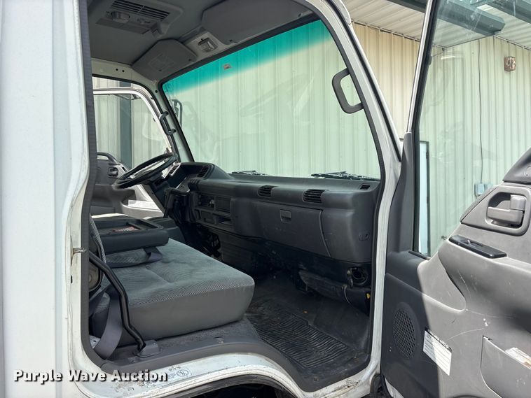 image for item ET0120 2005 Isuzu NPR box truck