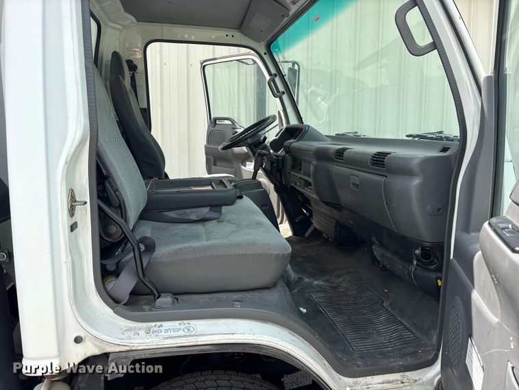 image for item ET0120 2005 Isuzu NPR box truck