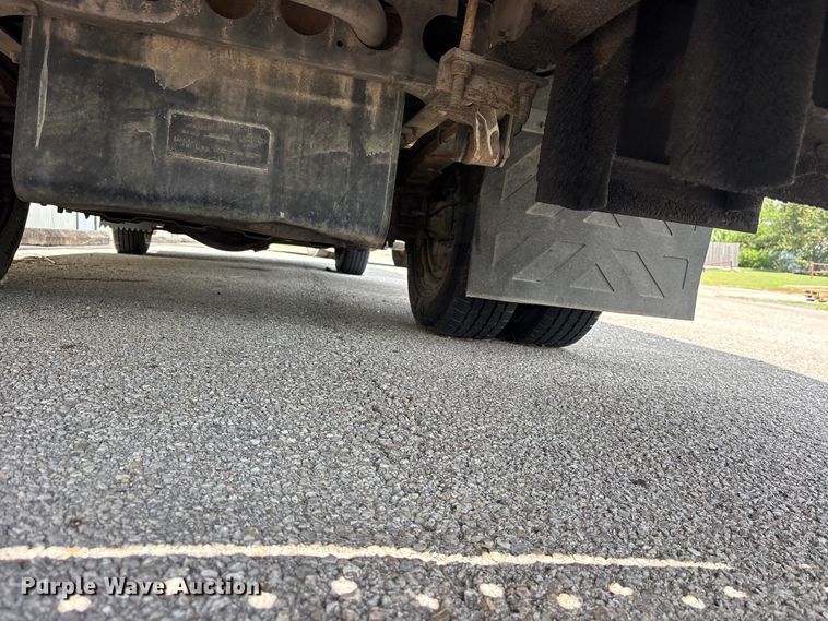 image for item ET0120 2005 Isuzu NPR box truck