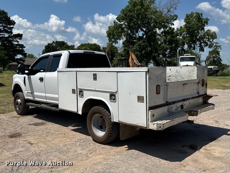 image for item ET6454 2017 Ford F350 Super Duty Ext. Cab utility bed pickup truck