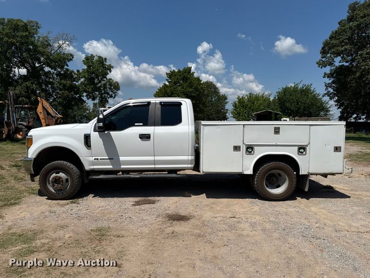 image for item ET6454 2017 Ford F350 Super Duty Ext. Cab utility bed pickup truck