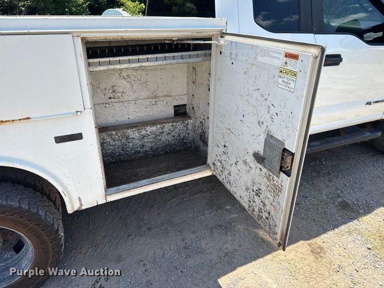 image for item ET6454 2017 Ford F350 Super Duty Ext. Cab utility bed pickup truck