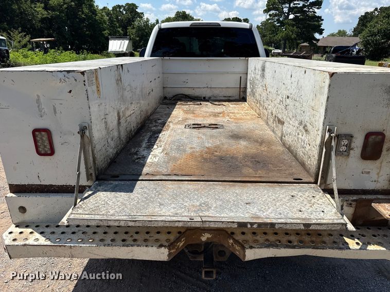 image for item ET6454 2017 Ford F350 Super Duty Ext. Cab utility bed pickup truck
