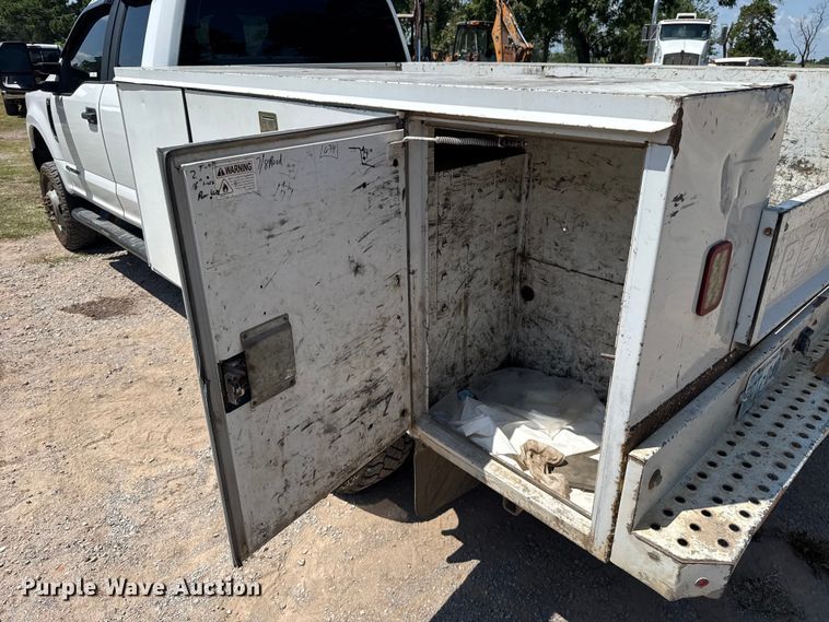 image for item ET6454 2017 Ford F350 Super Duty Ext. Cab utility bed pickup truck