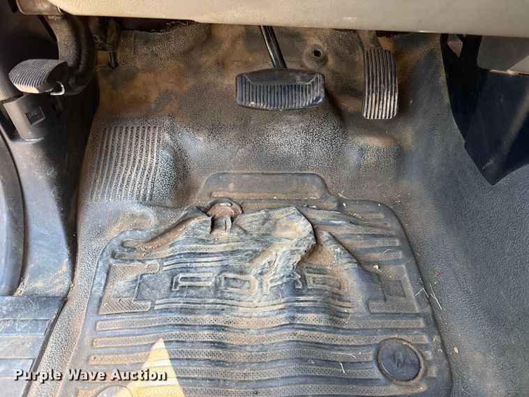 image for item ET6454 2017 Ford F350 Super Duty Ext. Cab utility bed pickup truck