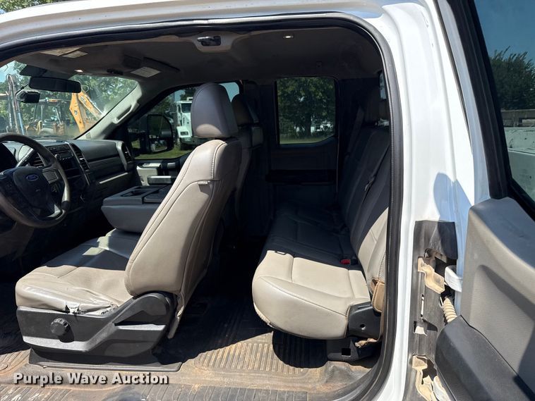 image for item ET6454 2017 Ford F350 Super Duty Ext. Cab utility bed pickup truck