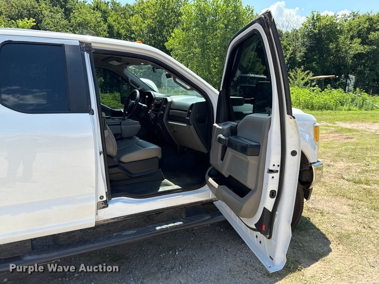 image for item ET6454 2017 Ford F350 Super Duty Ext. Cab utility bed pickup truck