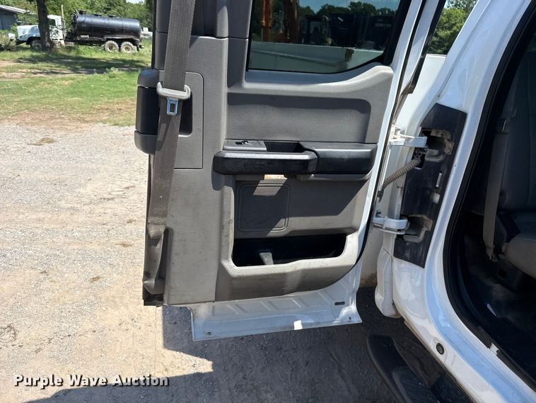 image for item ET6454 2017 Ford F350 Super Duty Ext. Cab utility bed pickup truck